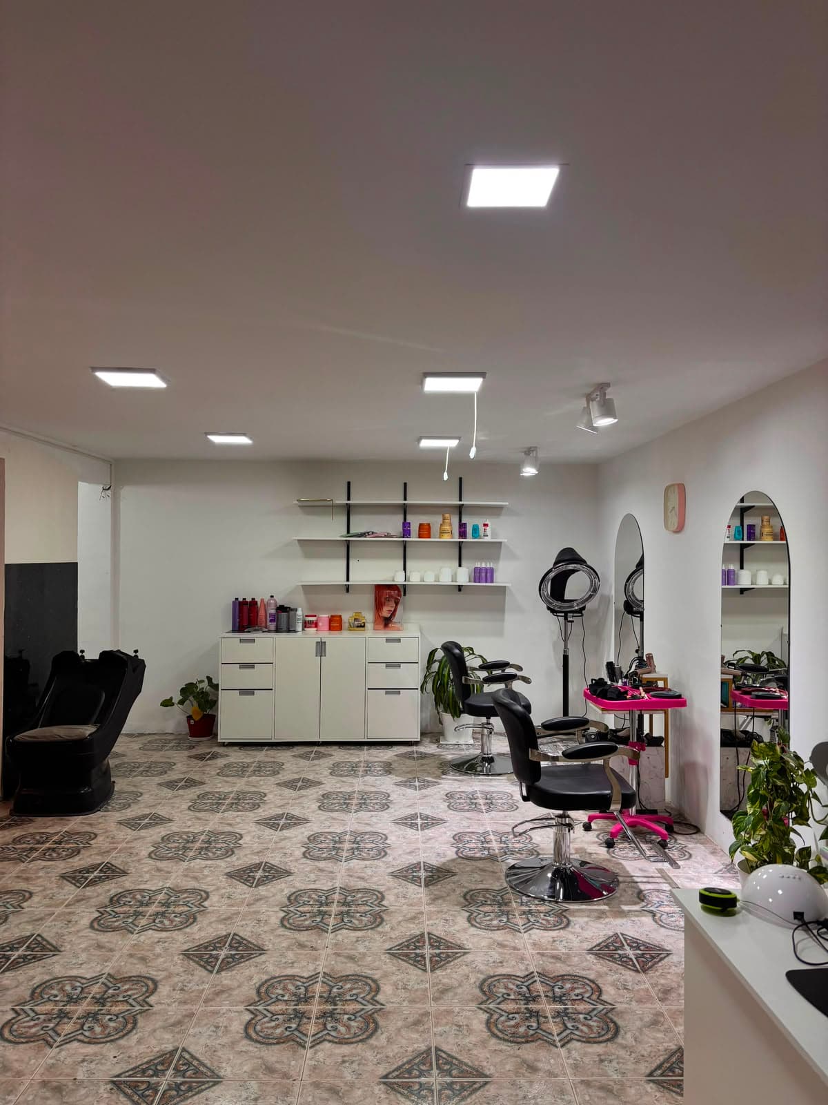 Interior del salón Claudia Peluquería Unisex